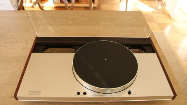 The Luxman PD-444 with an open Lid