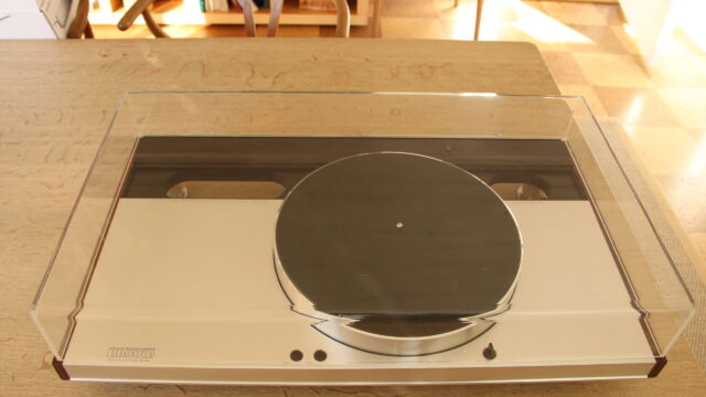 The Luxman PD-444 with the lid closed