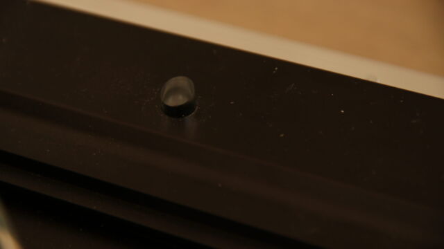 The Jewel or on-indicator on the Luxman PD-444, the light of the jewel corresponds to the speed selected, and it blinks until the speed is achieved.