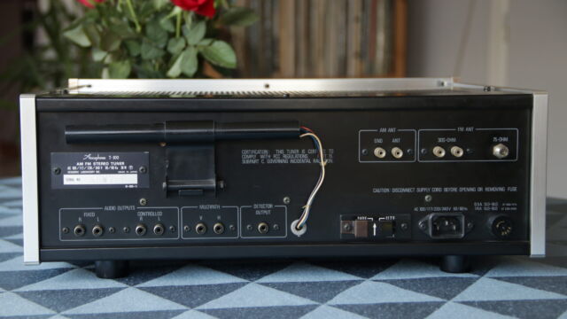 The T-100 rear showing the connections
