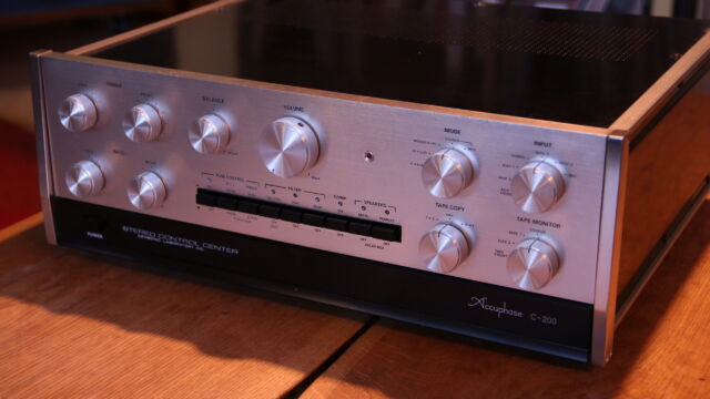 Glamour-shot of the Accuphase C-200